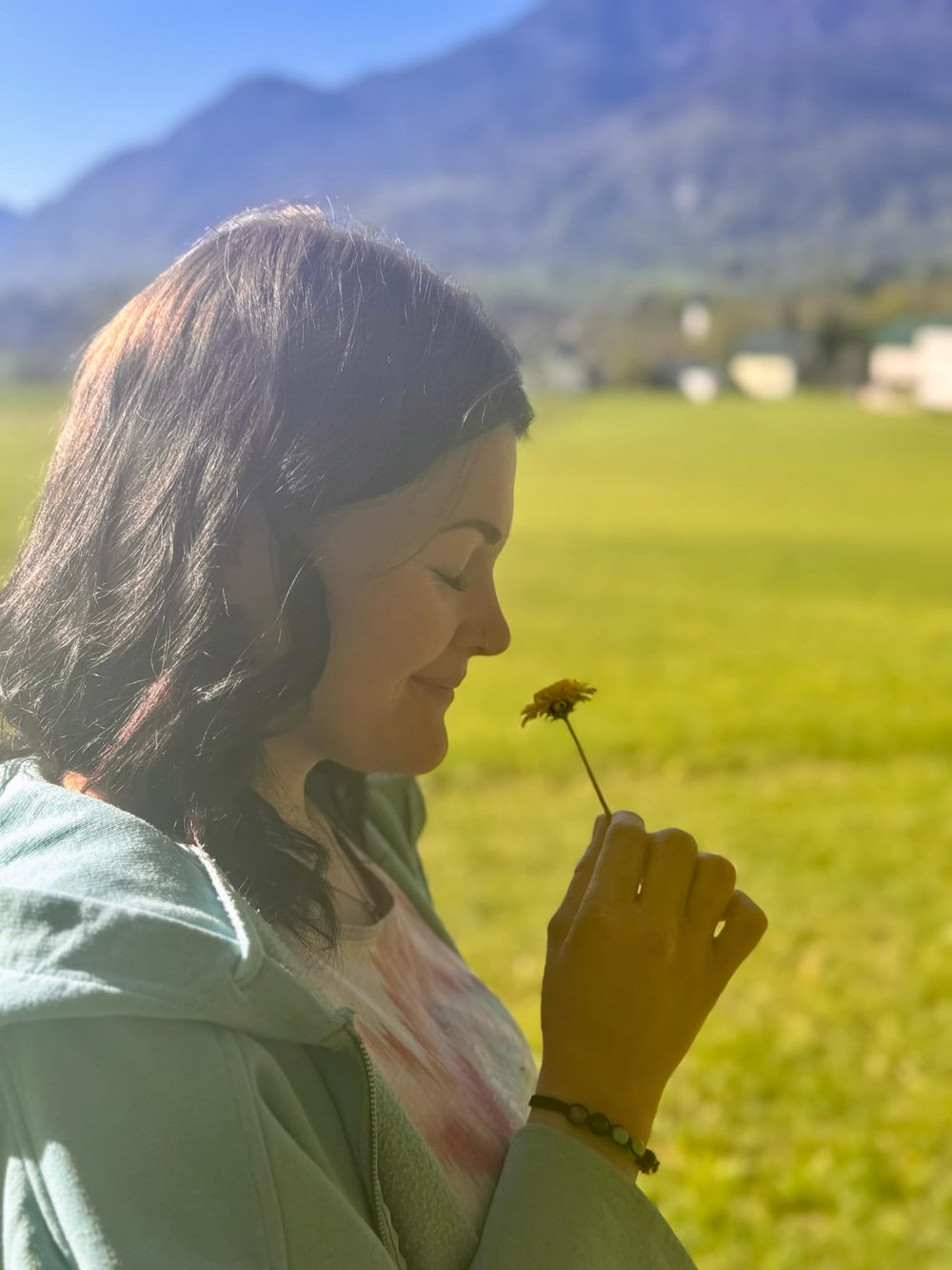 Victoria Ellmauthaler in natürlicher Umgebung mit Bergpanorama im Hintergrund
